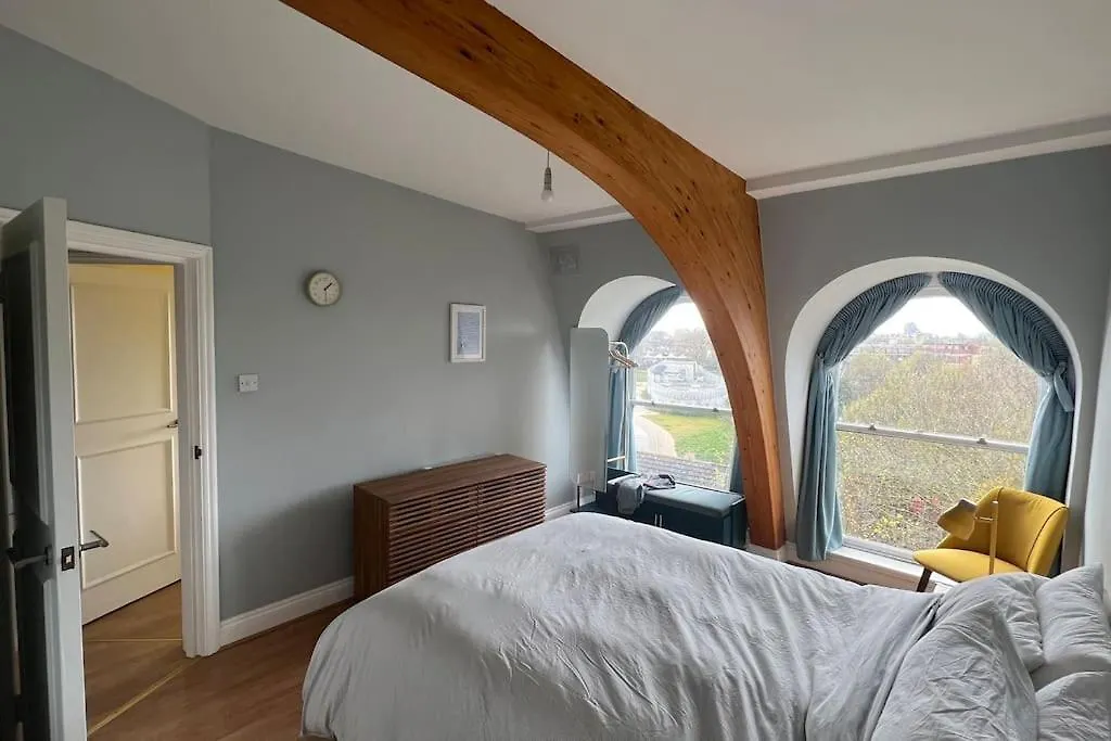 Peaceful Bright City Hide Away With Parking Apartment London