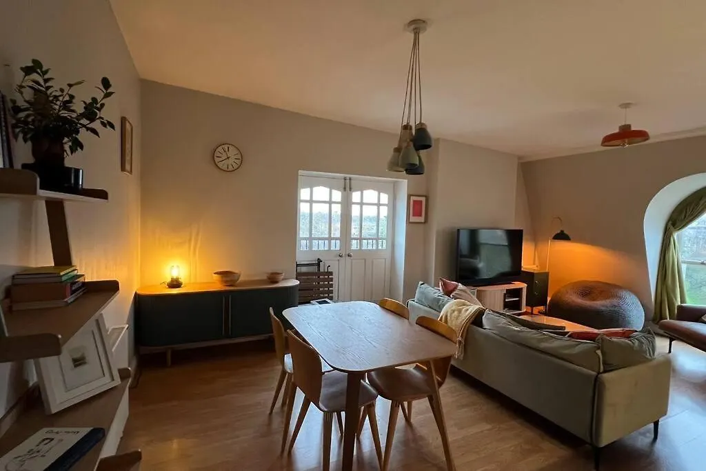 Peaceful Bright City Hide Away With Parking Apartment London