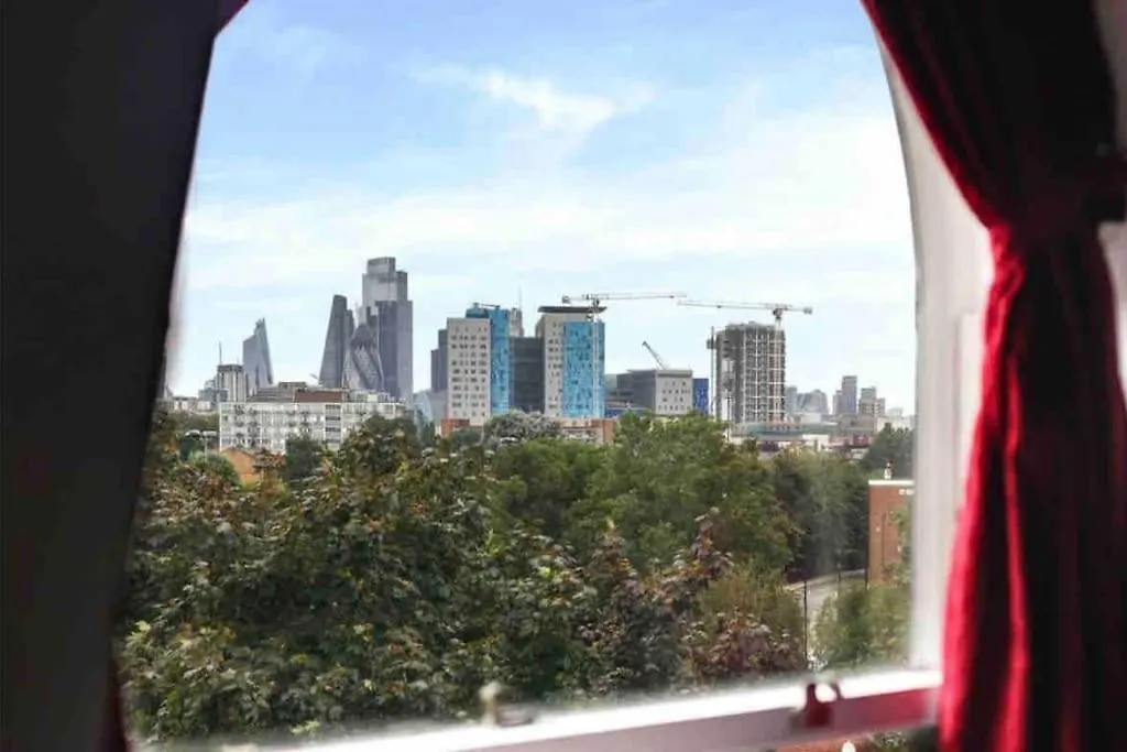 Peaceful Bright City Hide Away With Parking Apartment London