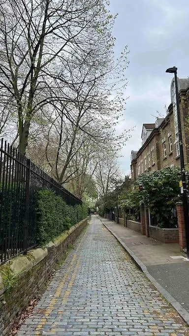 Peaceful Bright City Hide Away With Parking Apartment London