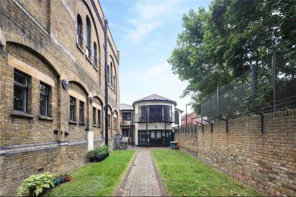 Peaceful Bright City Hide Away With Parking Apartment London