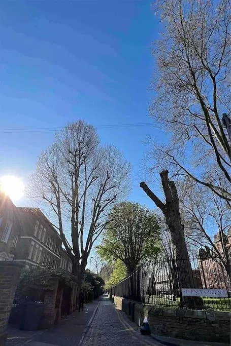 Peaceful Bright City Hide Away With Parking Apartment London