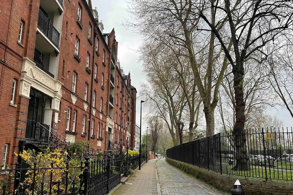 Peaceful Bright City Hide Away With Parking Apartment London