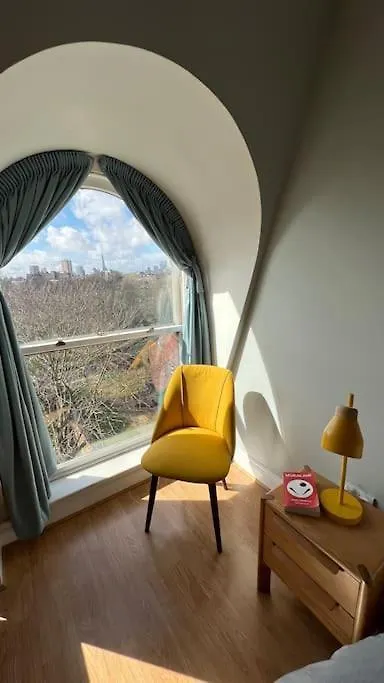 Peaceful Bright City Hide Away With Parking Apartment London