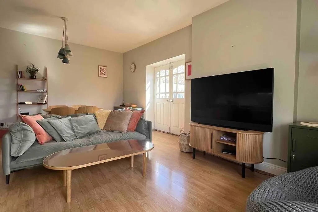 Peaceful Bright City Hide Away With Parking Apartment London
