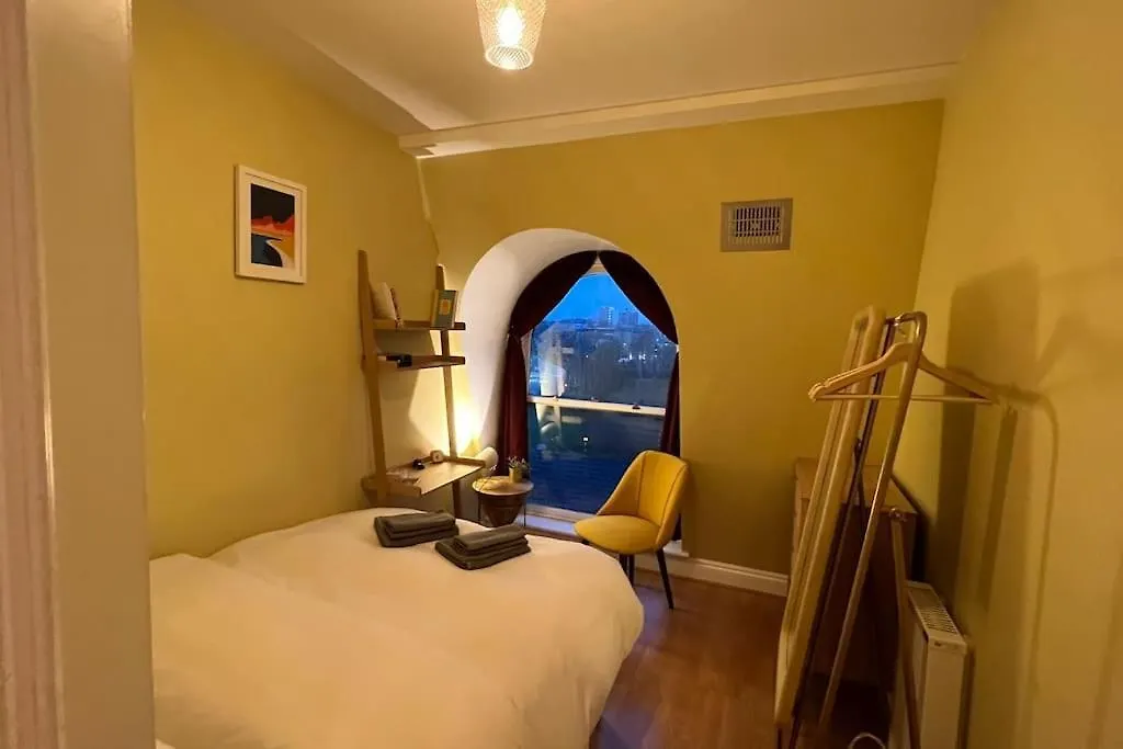 Peaceful Bright City Hide Away With Parking Apartment London