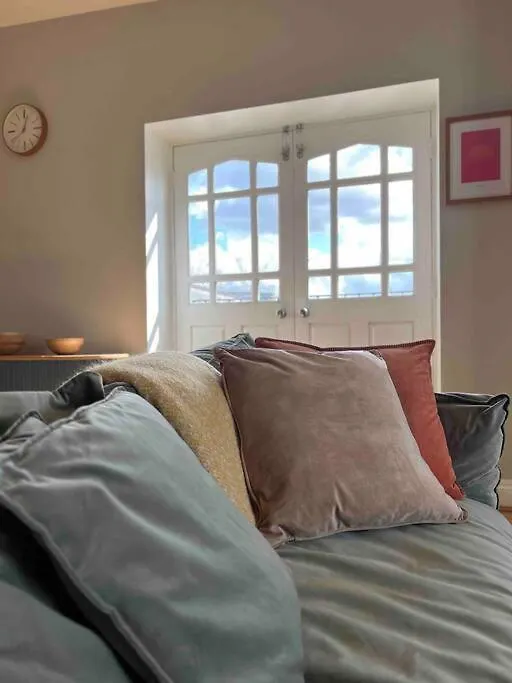 Peaceful Bright City Hide Away With Parking Apartment London