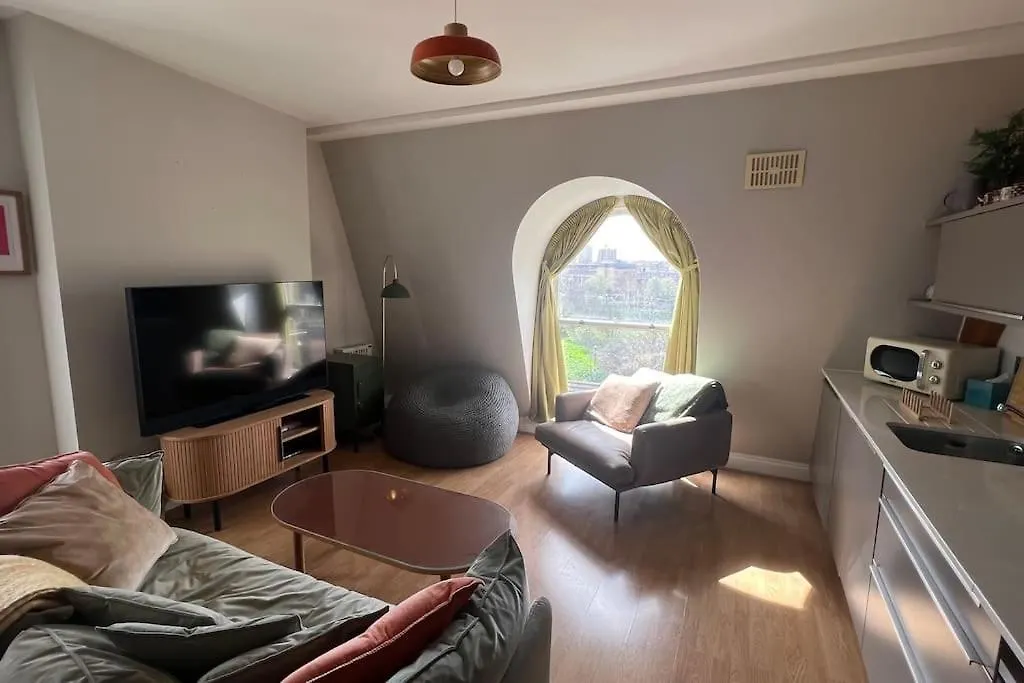 Peaceful Bright City Hide Away With Parking Apartment London