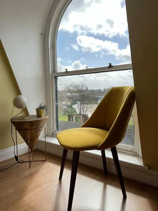 Peaceful Bright City Hide Away With Parking Apartment London