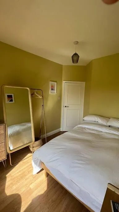 Peaceful Bright City Hide Away With Parking Apartment London