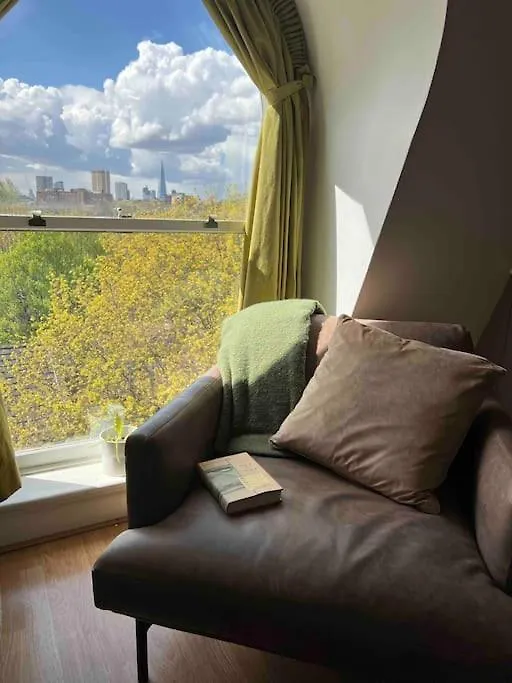 Peaceful Bright City Hide Away With Parking Apartment London