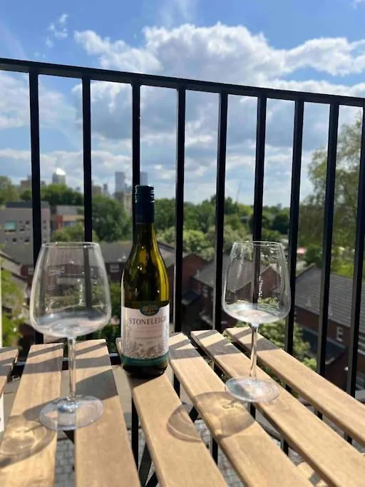 Peaceful Bright City Hide Away With Parking Apartment London