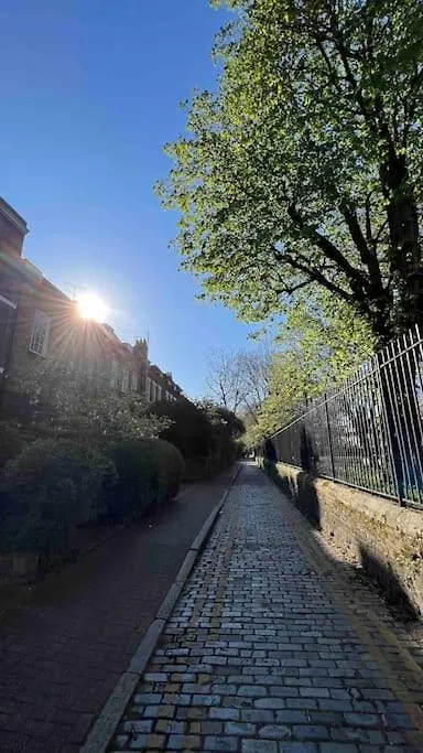 Peaceful Bright City Hide Away With Parking Apartment London